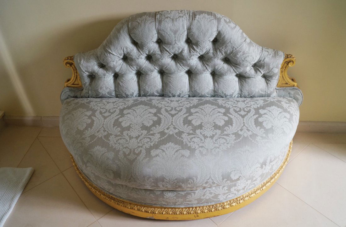 NINETEENTH-CENTURY CARVED GILTWOOD BOUDOIR SETTEE (1 of 1)