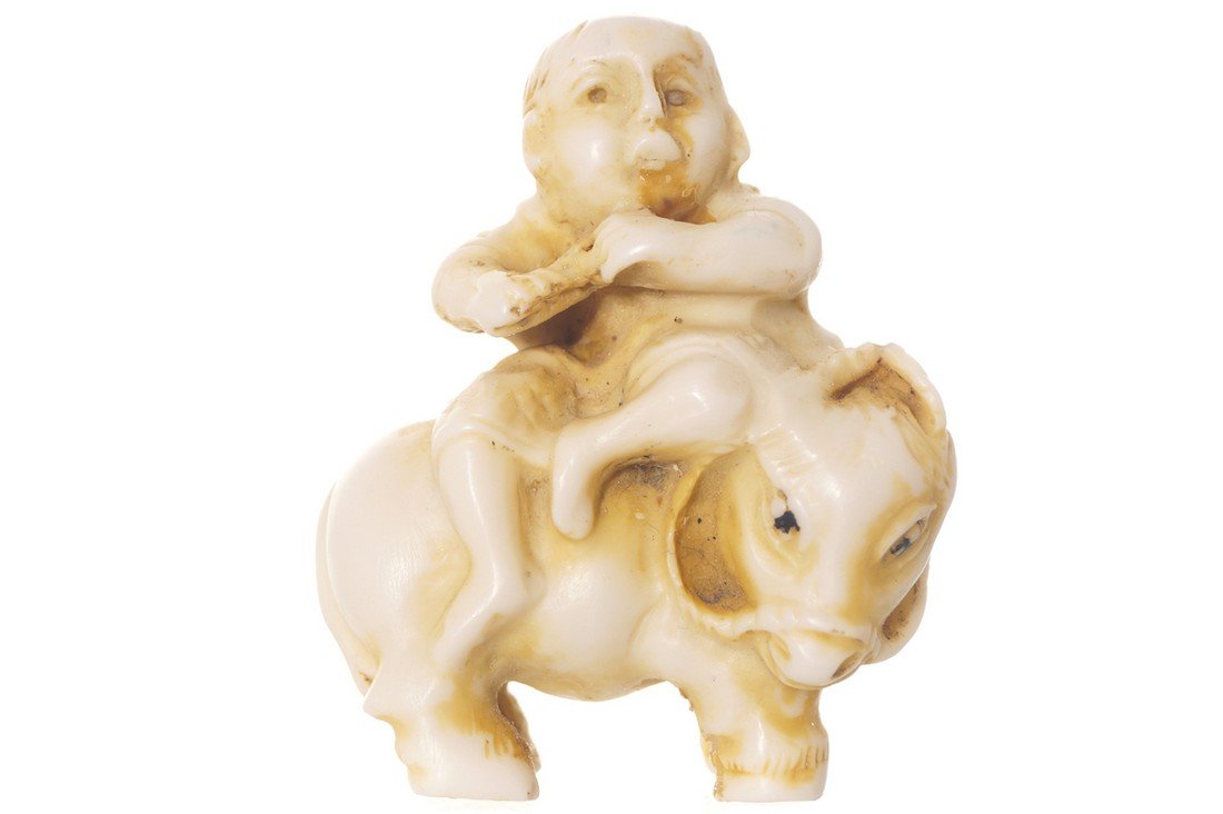 Small Chinese ivory carving (1 of 4)