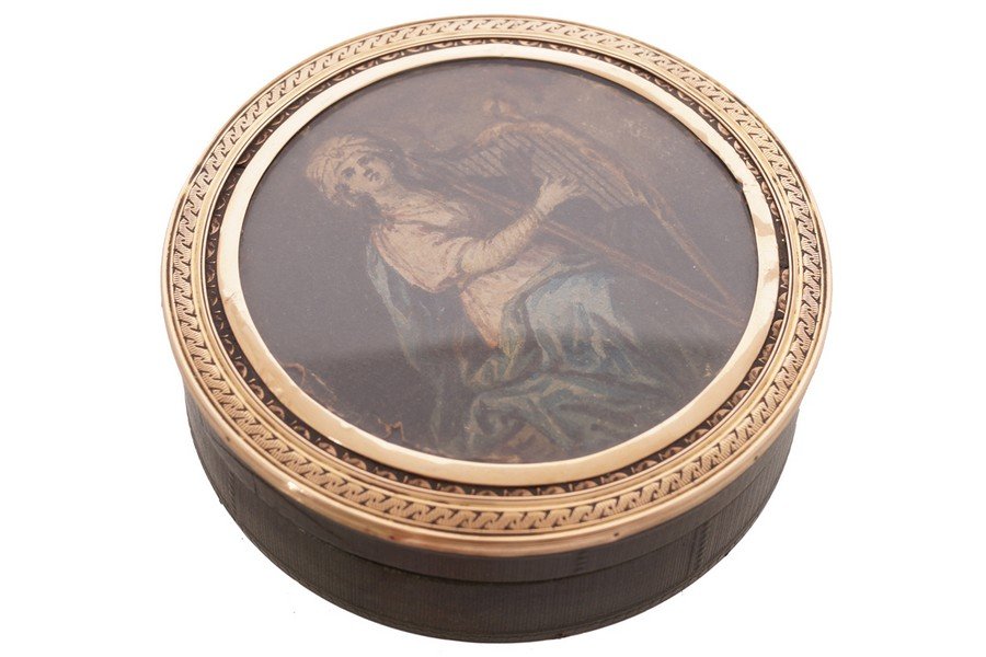EIGHTEENTH-CENTURY BONE AND GOLD BOX AND COVER: EIGHTEENTH-CENTURY BONE AND GOLD BOX AND COVERthe lid centred by an Angelica Kaufmann style watercolour, depicting a lady playing a lyreWorldwide shipping available. It is advisable to send shipping e