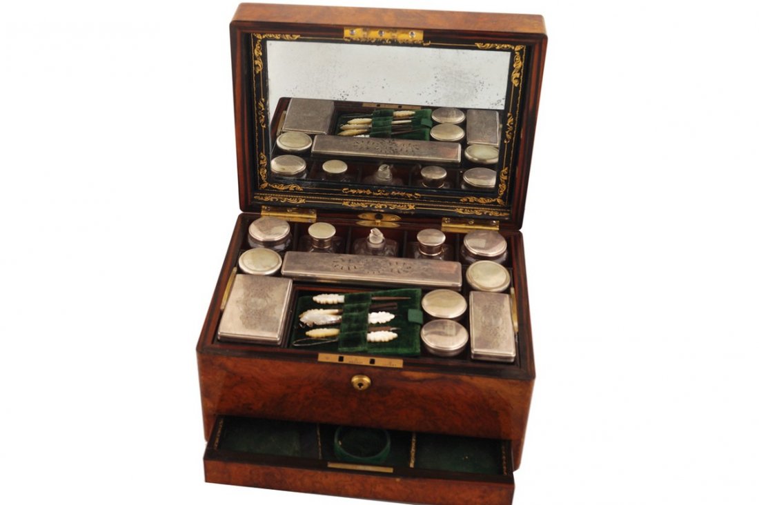NINETEENTH-CENTURY WALNUT LADY’S TRAVELLING VANITY CASE (1 of 1)