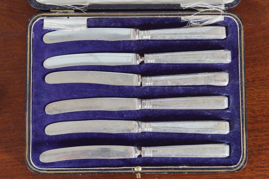 CASED SET OF SIX SILVER HANDLED FRUIT KNIVES: CASED SET OF SIX SILVER HANDLED FRUIT KNIVES Sheffield 1924