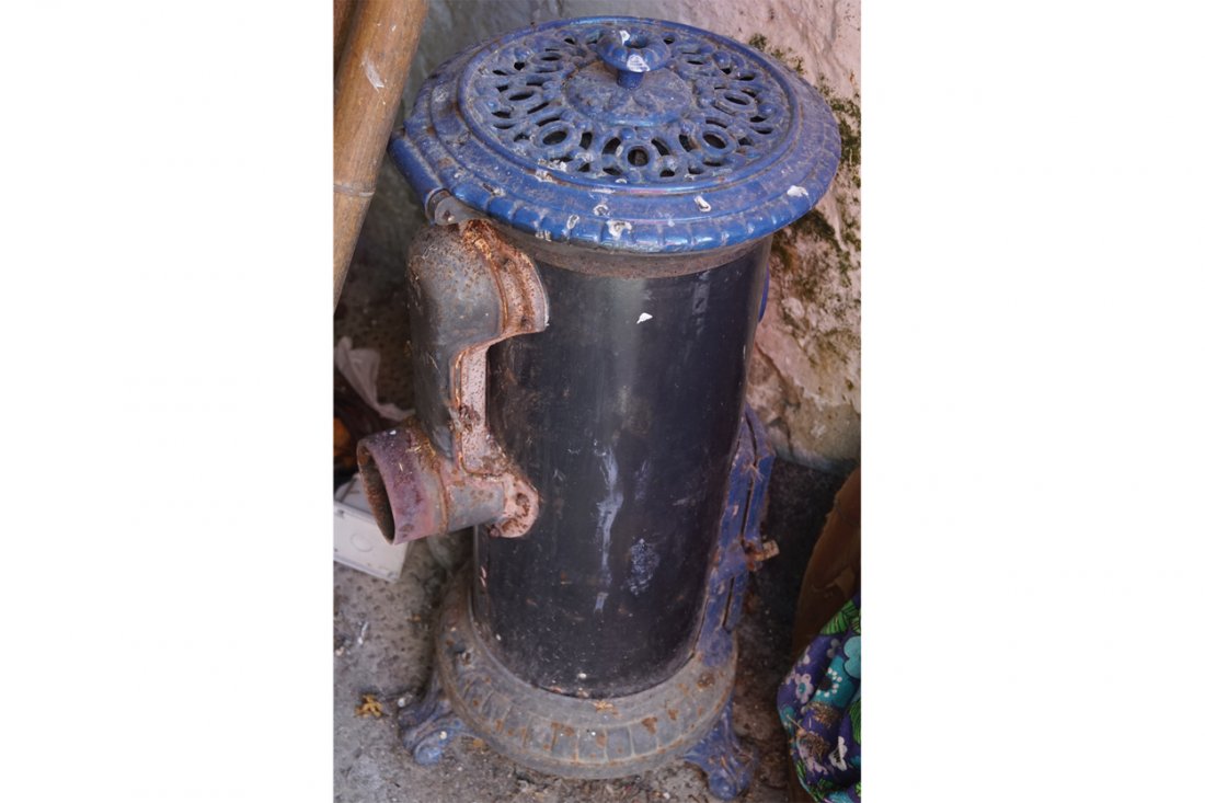 CAST IRON STOVE: CAST IRON STOVE Dimensions:80 cm. high; 35 cm. diameter