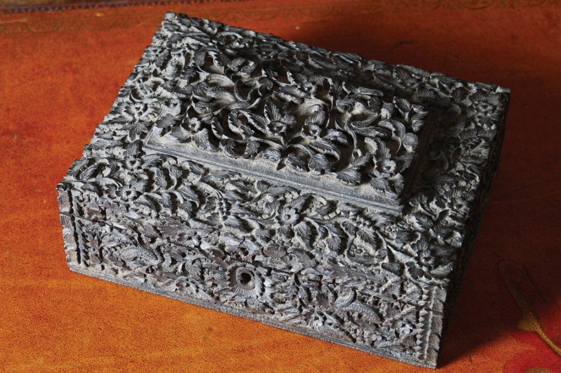 NINETEENTH-CENTURY PROFUSELY CARVED EBONY JEWELLERY: NINETEENTH-CENTURY PROFUSELY CARVED EBONY JEWELLERY CASKET Dimensions:20 cm. wide; 15 cm. deep; 8 cm. high