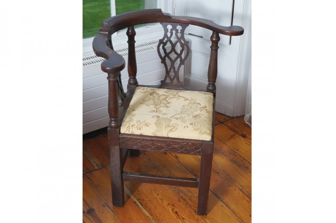 GEORGE III PERIOD MAHOGANY CORNER CHAIR: GEORGE III PERIOD MAHOGANY CORNER CHAIR