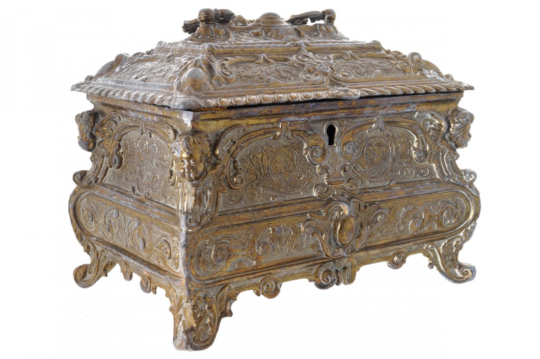 ORNATE GILT METAL JEWELLERY CASKET: ORNATE GILT METAL JEWELLERY CASKET Dimensions:16 cm. wide