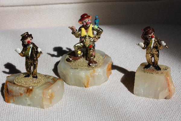 RON LEE - SET OF THREE CLOWN SCULPTURES -80'S -MIN: SET OF THREE CLOWNS - SIGNED - 24KT GOLD PLATING - HAND PAINTED - 4X2.5 - 2 are mint - one has a chip in the paint on the hobo bag