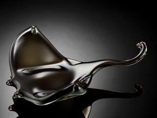 ART GLASS BLACK STING RAY: ART GLASS BLACK STING RAY - 2.5"H X 9"W X 7.5"D - HAND CRAFTED