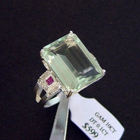 10 CT. GREEN AMETHYST & DIAMOND RING - STERLING: LARGE 10 CT. GREEN AMETHYST AND DIAMOND RING IN STERLING SILVER - EMERALD CUT GENUINE GREEN AMETHYST WITH 2 GENUINE RUBY ACCENT STONES AND GENUINE DIAMOND ACCENT POINTS - METAL STAMP: .925 - NO TARNIS