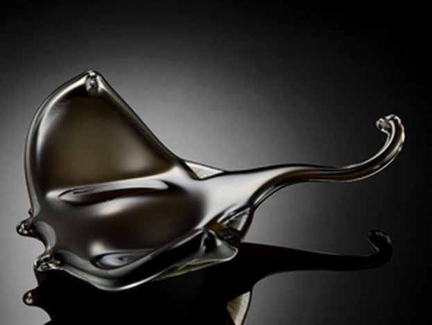 ART GLASS BLACK STING RAY: ART GLASS BLACK STING RAY - 2.5"H X 9"W X 7.5"D - HAND CRAFTED