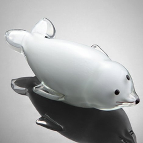 ART GLASS BABY SEAL: ART GLASS BABY SEAL - HAND CRAFTED - EACH PIECE IS MADE BY HAND THEREFOR THERE MAY BE SLIGHT VARIATIONS WITHIN EACH INDIVIDUAL PIECE - 2.5"H X 6.5"W X 3.5"D
