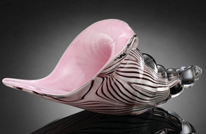 ART GLASS CONCH SHELL : BEAUTIFUL ART GLASS CONCH SHELL - 4"H 9.5"W 4.5"D - HAND CRAFTED