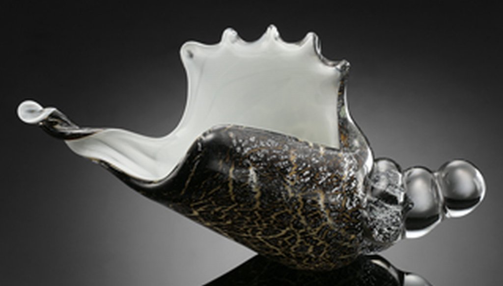 ART GLASS CONCH SHELL : BEAUTIFUL ART GLASS CONCH SHELL - 5.5"H 8.5"W 4"D - HAND CRAFTED