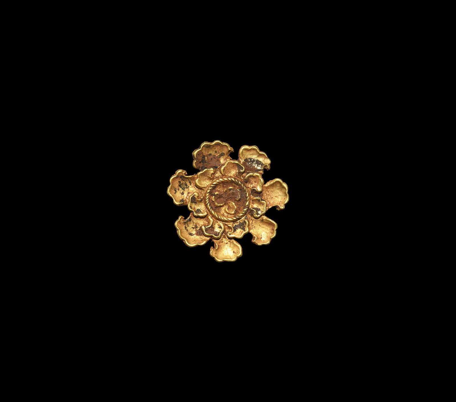 Chinese Qing Gold Rosette Plaque: Qing Dynasty, 1616-1911 AD or earlier. A sheet gold appliqué formed as a central trefoil and ropework ring surrounded by two tiers of petals. 3.6 grams, 35mm (1 1/2"). Property of a South West London