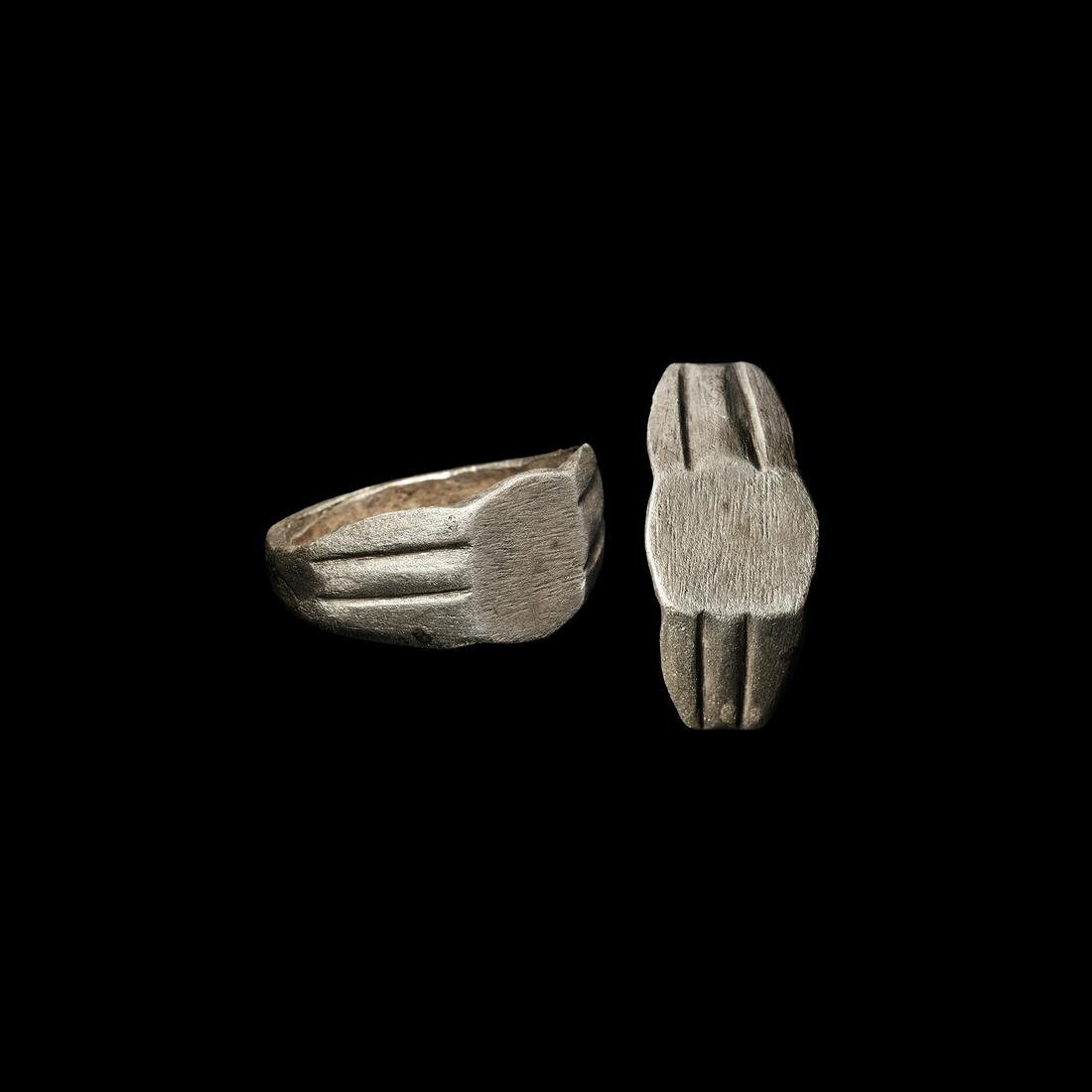 Roman Silver Ring with Engraved Shoulders (1 of 1)