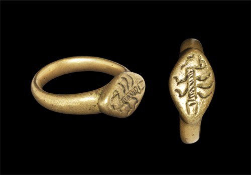 Hellenistic - Bronze Engraved 'Scorpion' Intaglio Ring: Circa 2nd century BC. A cast copper-alloy bronze finger ring comprising a plain, round-section hoop rising to a scaphoid bezel bearing the engraved image of a scorpion. Copper-alloy, 10.25 grams, 25.4