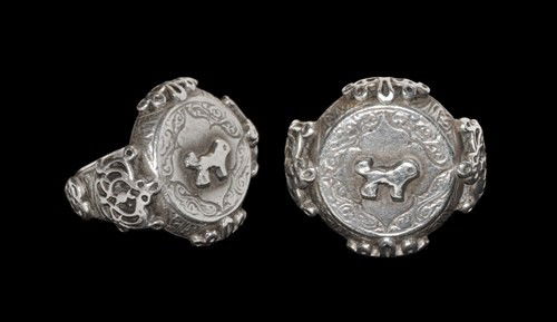 Medieval Seljuk Silver Ring: Circa 13-14th century AD. A silver finger ring comprising a flat-section hoop with triangular scrollwork panels rising to broad shoulders with separate openwork panels extending onto the chamfered edg
