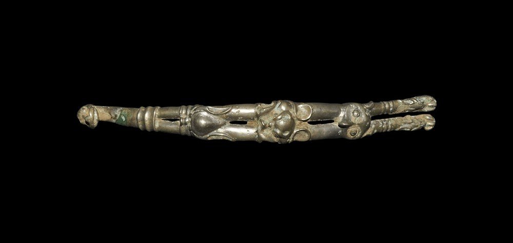 Chinese Style Bronze Dress Fastener: An undated archaistic Han Dynasty style fastener formed as three animal heads joined by parallel D-section bars terminating in beast-heads, joined at the upper end into a recurved beast-head hook; to 