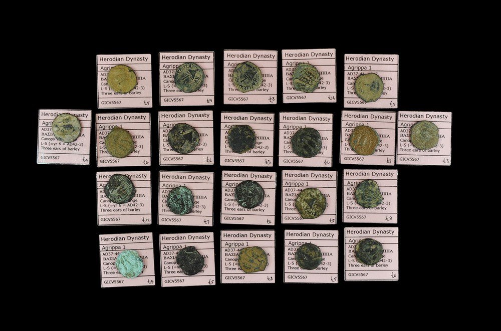 Roman Judea - Herod Agrippa I - Prutahs Group [22]: 37-44 AD. Obvs: Greek legend around fringed canopy. Revs: three ears of barley; all with tickets giving details and references. 71 grams total. ("). See Sear 5567. [22, No Reserve]