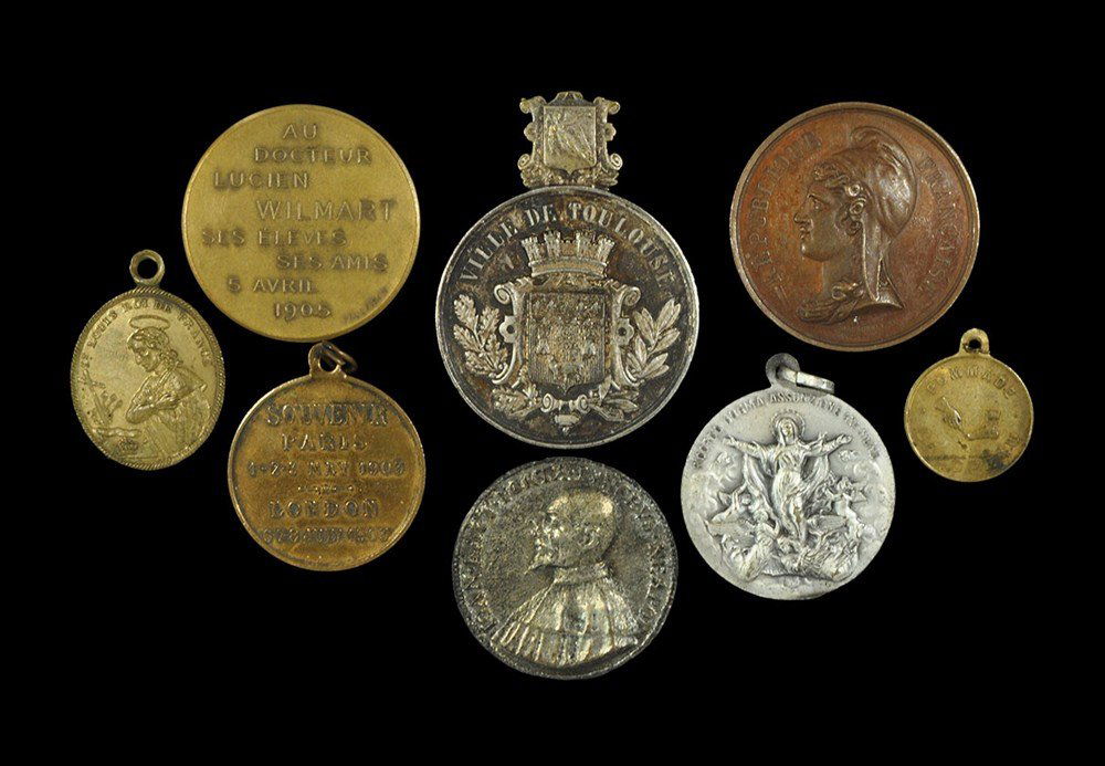 France - Mixed Medal Group [8]: 19th-20th century. Group of eight items comprising: a silver Ville de Toulouse bifacial literary medal awarded to F de Lacoste and dated 1895; a souvenir medal for Edward VII and Loubet in London and