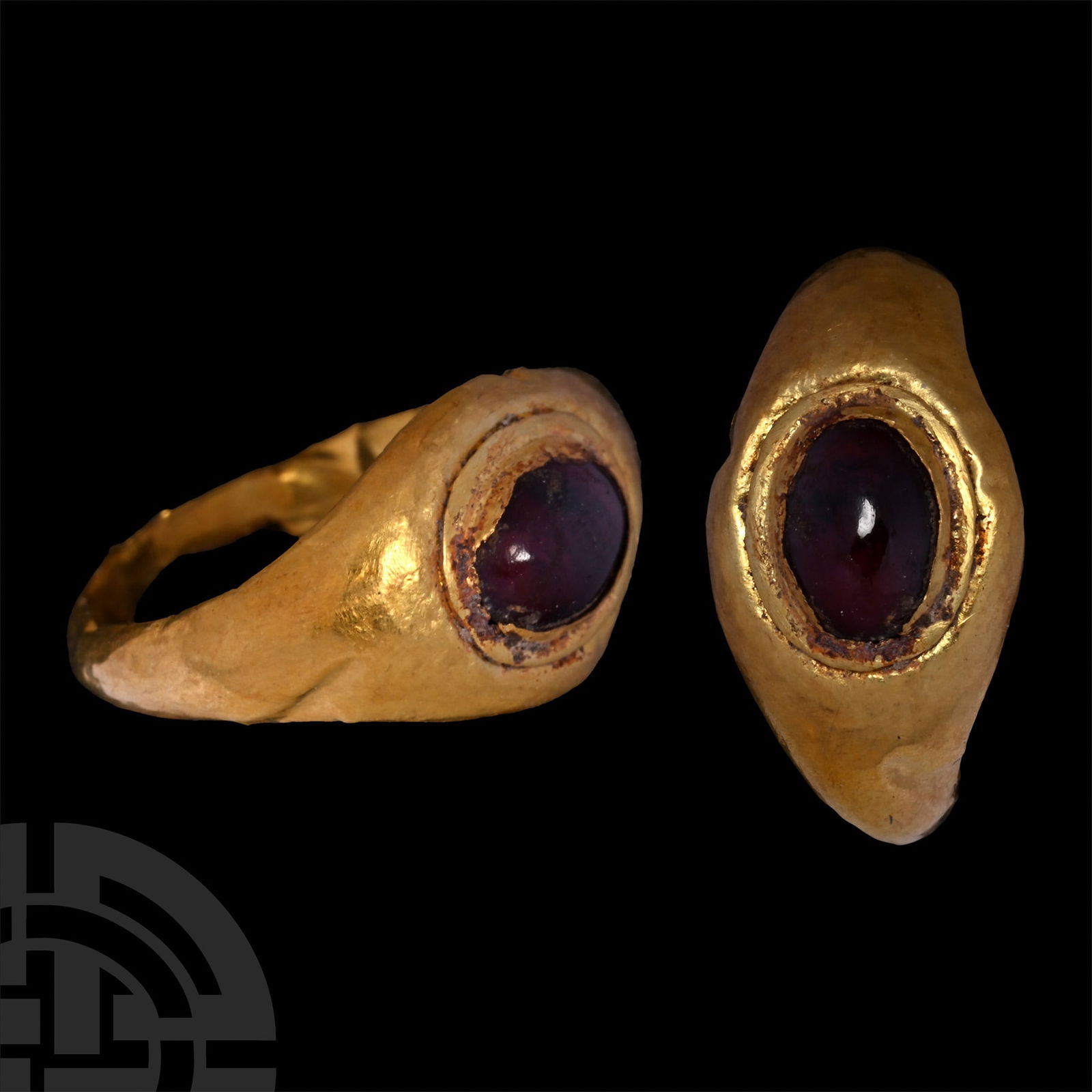 Roman Gold Ring with Garnet Cabochon (1 of 1)