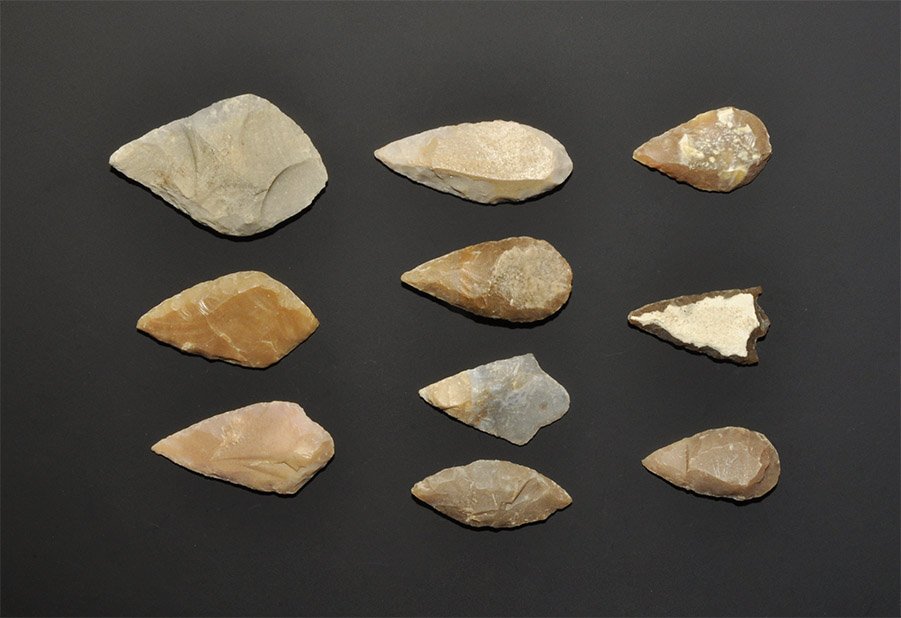 Stone Age Stone Arrow Head Group: 5th-3rd millennium BC. A mixed group of chert arrowheads comprising: leaf-shaped and barbed-and-tanged. Ex Hiller collection, Essex, UK; acquired in the 1950s-1960s. 30 grams, 25-39 mm (1 - 1 1/2"). [