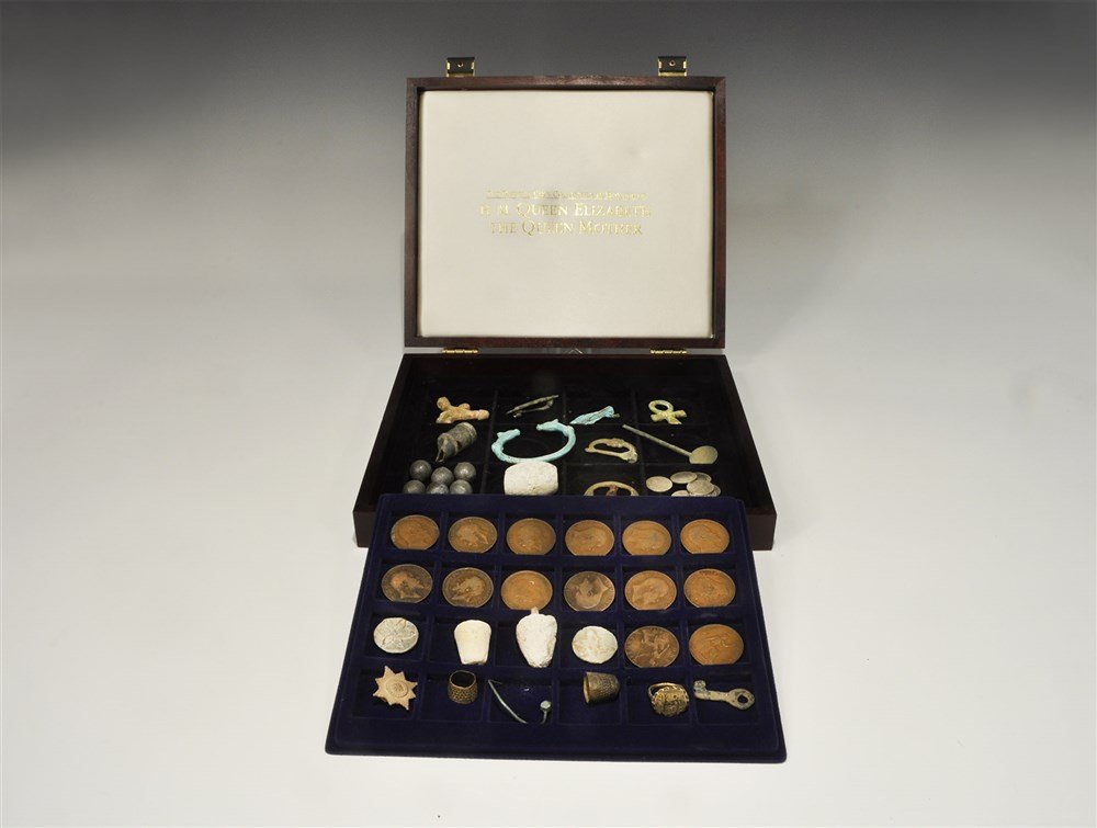 Roman to Post Medieval Artefact Collection: A mixed group of artefacts of various dates in a wooden presentation case (mostly metal detecting finds) including two thimbles, two lead weights, fourteen pre-decimal pennies, a penannular bracelet, 
