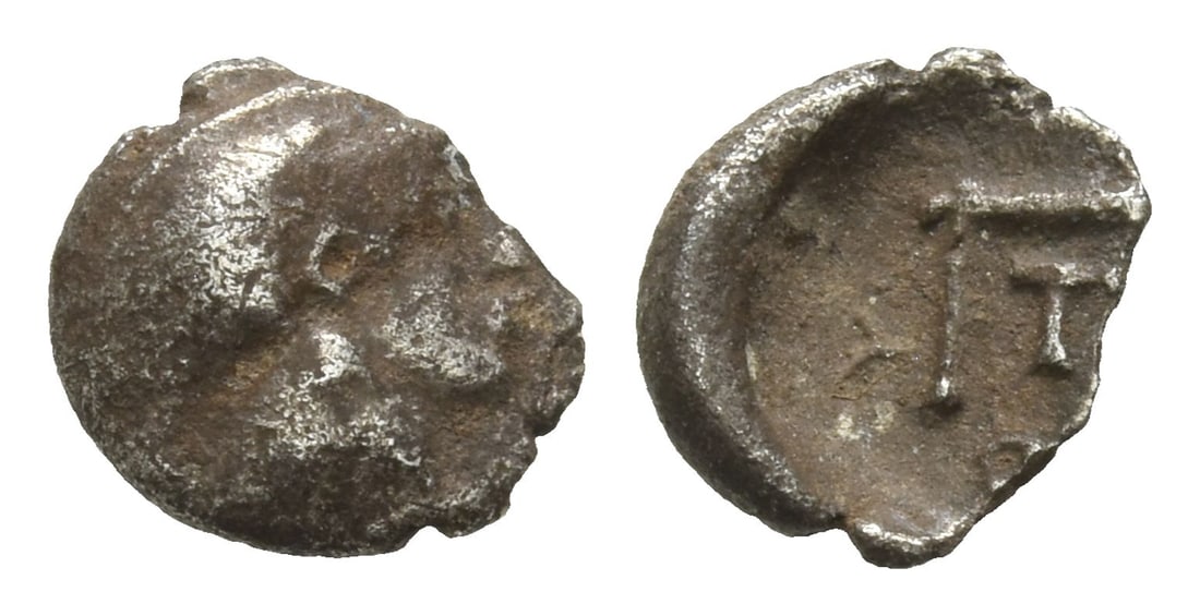 Lucania, Thourioi AR Pentetetartemorion or 5 Tetartemoria.: Circa 300-280 BC. Head of Athena to right, wearing crested Attic helmet / [?]??, T-in-? (mark of value). HGC 1, 1272 (R3). 0.46gr, 8mm, 8h. Very Fine. Edge chipped. Exceedingly rare denomination. Acqu