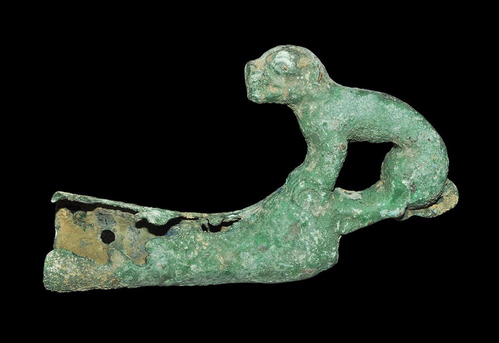 Central Asian Perm Kama Bronze Handle with Tiger Finial: 1st millennium BC. A cast tubular handle with split to the rear, hole for an attachment rivet; above, a tiger with bared teeth modelled in the round. 334 grams, 16 cm (6 1/4"). Russian private collect