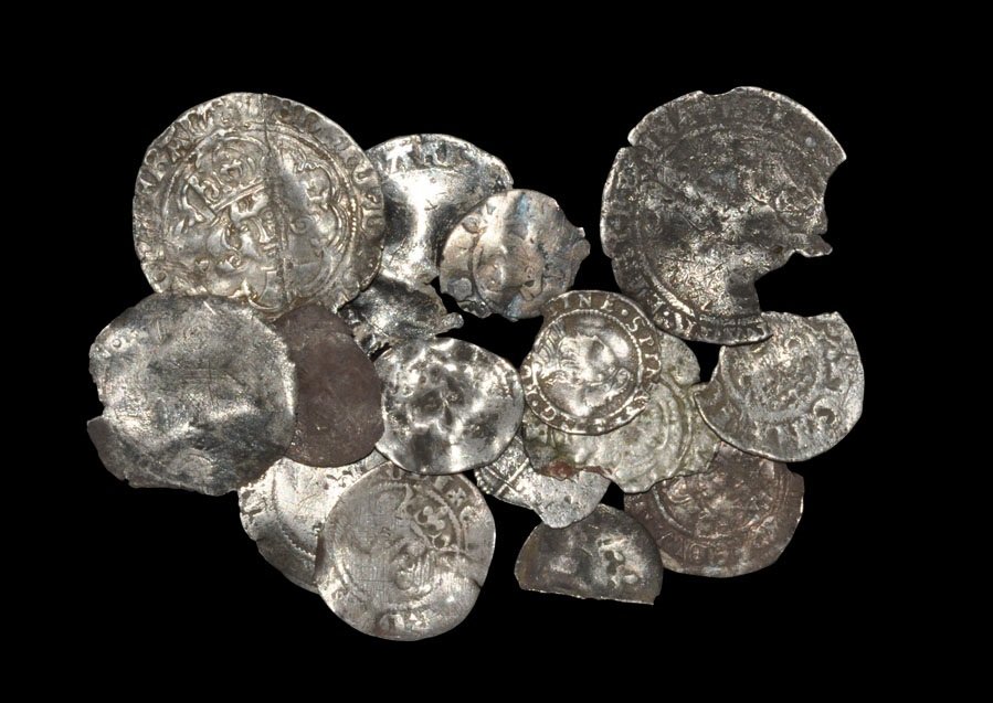English Medieval John to Elizabeth I - Mixed Group [16]: 1205-1600 AD. Mixed group of detector finds, penny to sixpence denominations; penny, Henry VI, cross-pellet issue with rings to reverse and lines linking pellets in each quarter for Durham mint noted 