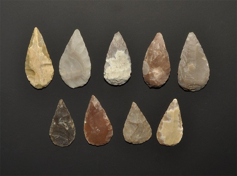 Stone Age Chert Teardrop-Shaped Arrowhead Group: 5th-3rd millennium BC. A mixed group of mostly bifacial Neolithic chert arrowheads found in North Africa, comprising: well worked teardrop leaf-shaped types without barbs or tangs. 19 grams total, 24-