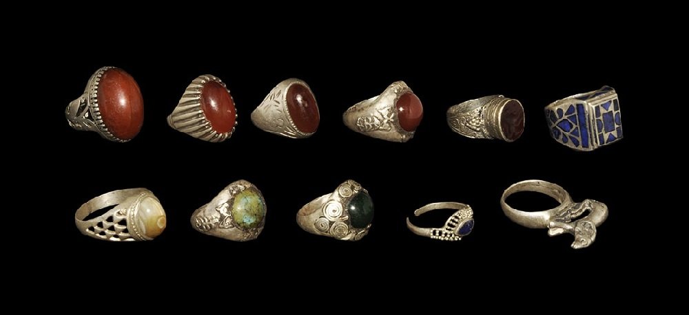 Vintage Silver Finger Ring Group: 20th century AD. A mixed group of finger rings comprising: seven with inset cabochon; one with inset scaphoid cabochon; one with cloison intaglio with horse; one with inlaid lapis lazuli; one with kne