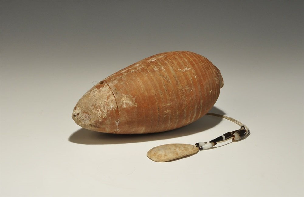 Egyptian Terracotta Amphora and Necklace Group: A group of artefacts comprising: a restrung necklace of tubular and biconical agate beads and ovoid shell pendant; a small terracotta amphora with ribbed surface, elliptical in profile. 564 grams, amp