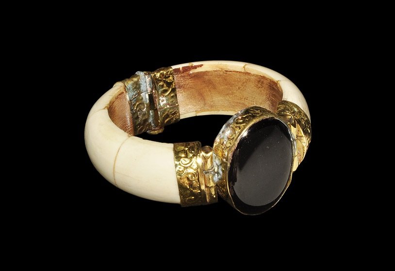 Antique Gilt, Bone and Onyx Bracelet: 20th century AD. A hinged bracelet with hoop of polished bone sections, gilt-metal hinge to the underside and fittings to the upper face with central inset black onyx cabochon. 69 grams, 82mm (3 1/4")