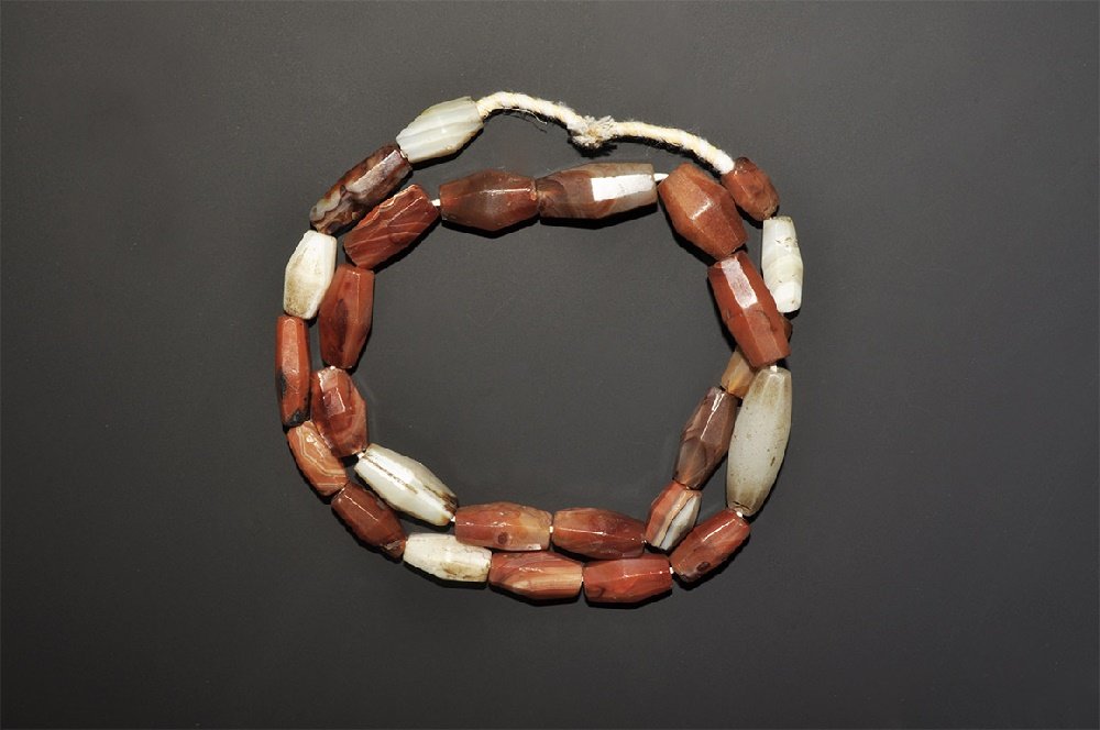 Vintage Agate and Carnelian Bead Necklace String: 20th century AD. A necklace of twenty-five graduated octagonal-section fusiform beads in agate and carnelian; some made in Idar-Obenstein for the Middle Eastern market. 119 grams total, 67cm (26 1/4")