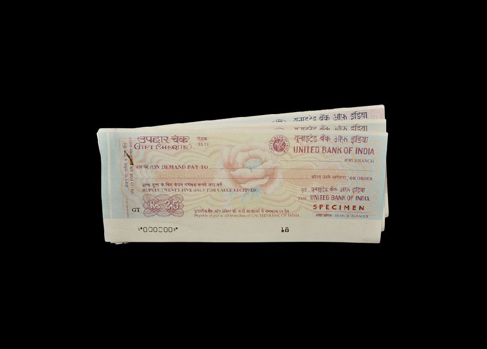 World Banknotes - India - United Bank of India -: Undated, circa 1960s, specimen set (stapled). Obvs: text on floral background, values for 25, 51 and 101 rupees; red on blue/pink; overprinted 'SPECIMEN'. Revs: blank. 174 x 70mm. Often used for gifts