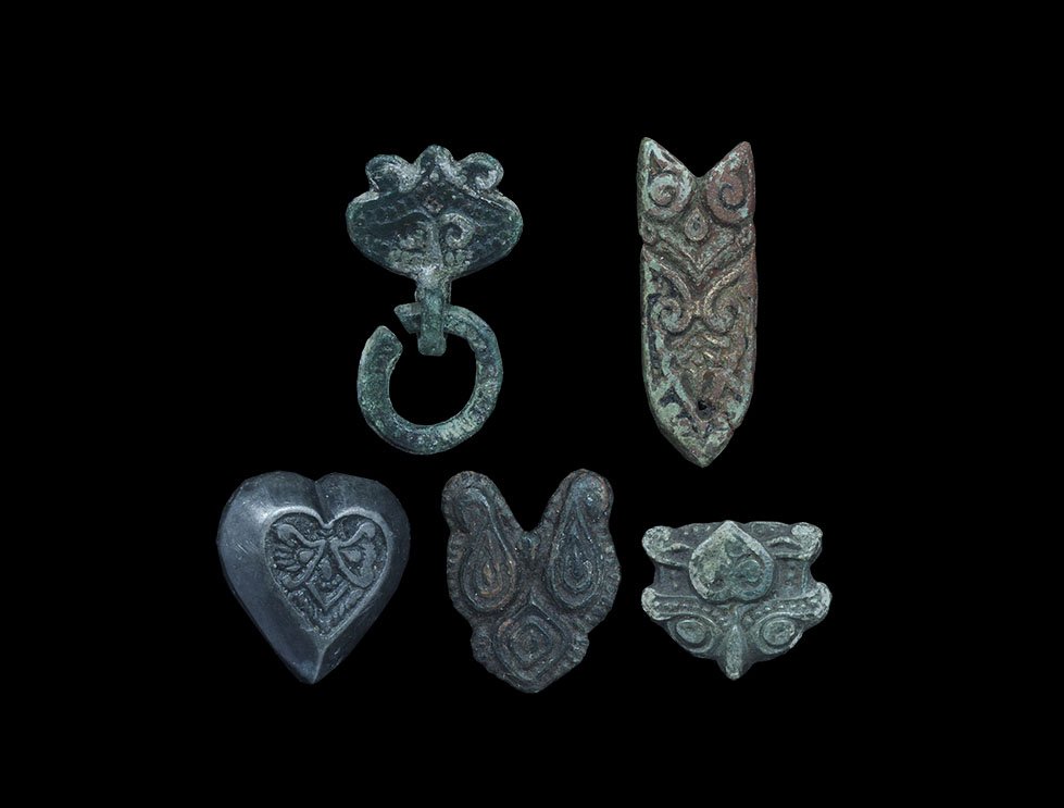 Avar Gilt Stylised Face Mount Group (1 of 1)