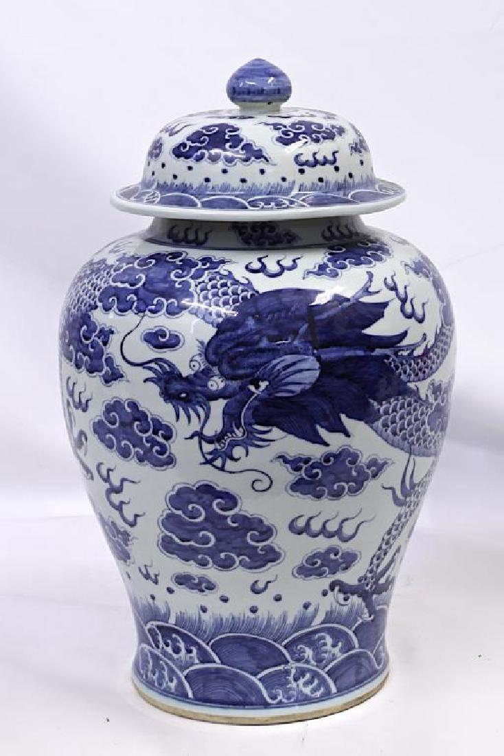CHINESE LARGE BLUE AND WHITE LIDDED TEMPLE JAR (1 of 1)