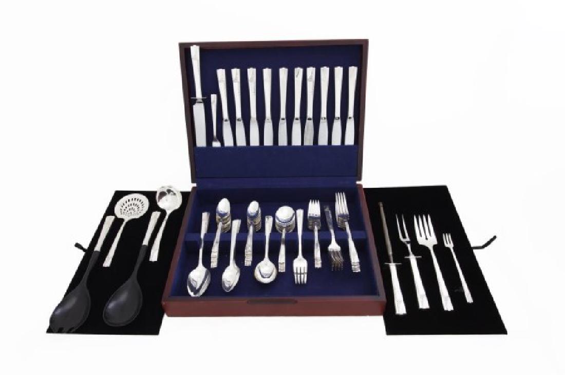 CANTEEN OF NOBILITY SILVER PLATED CUTLERY SET (1 of 2)