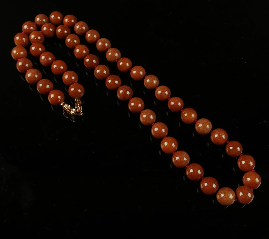CHINESE BEADED NECKLACE WITH GOLD-PLATED CLASP (1 of 2)