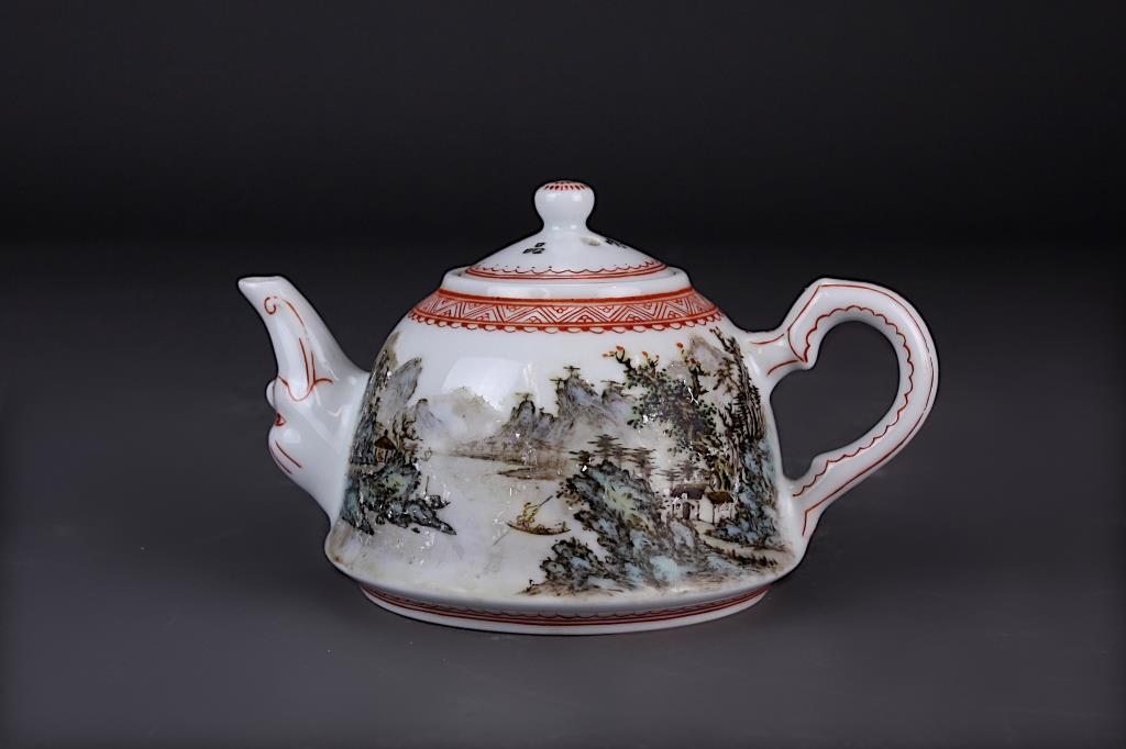CHINESE PORCELAIN TEAPOT WITH COVER (1 of 4)