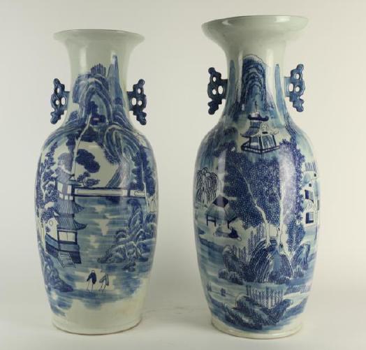 SET OF TWO CHINESE BLUE & WHITES VASES (1 of 2)