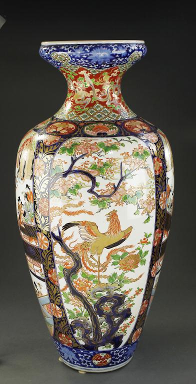 MASSIVE 19TH CENTURY JAPANESE IMARI VASE (1 of 2)