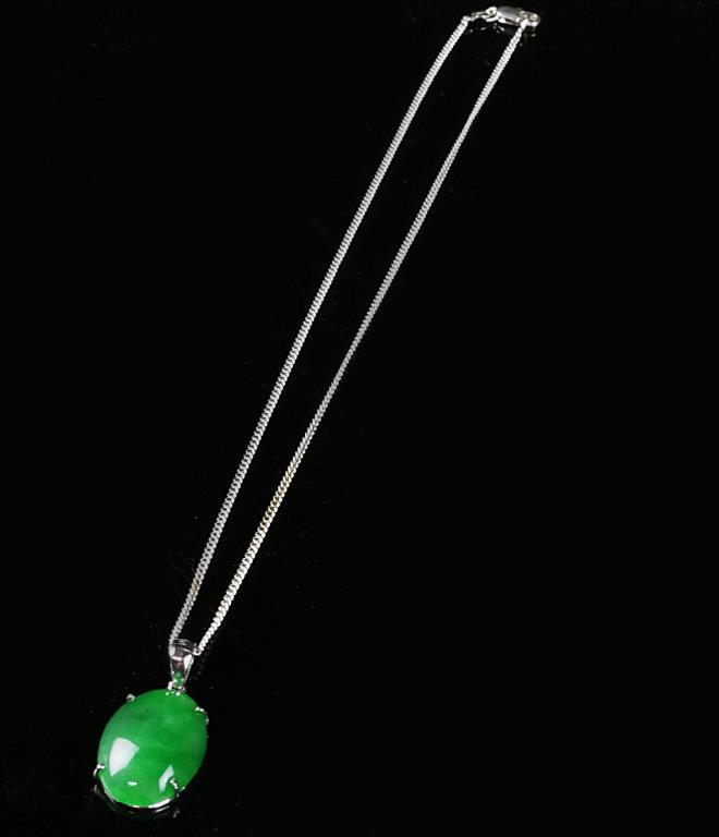 BEAUTIFUL NECKLACE WITH NATURAL JADEITE PENDANT (1 of 2)