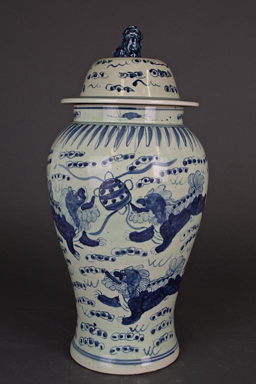 CHINESE BLUE AND WHITE LIDDED TEMPLE JAR (1 of 1)
