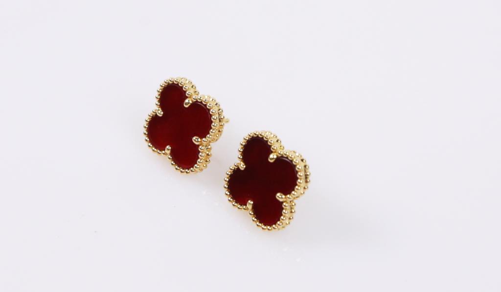 18K VAN CLEEF & ARPELS STYLE CARNELIAN EARRINGS: 15 mm with posy.