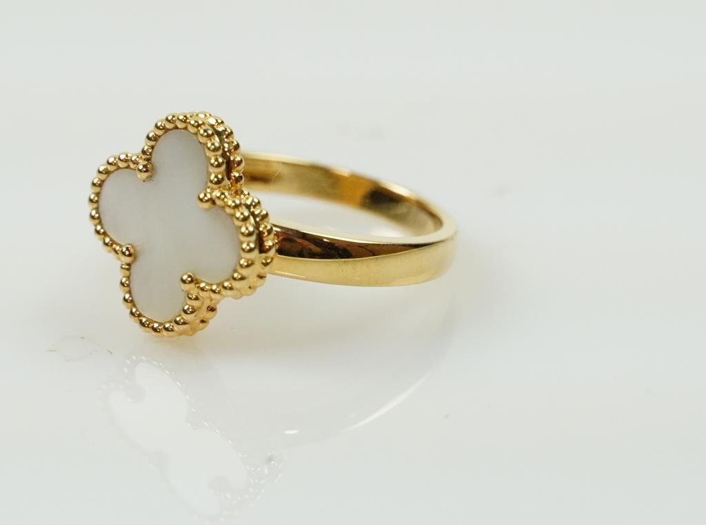 VINTAGE 18K YELLOW GOLD MOTHER OF PEARL RING: In a classic club flower of Van Cleef & Arpels-style