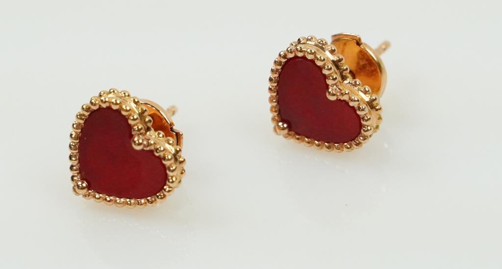 VINTAGE 18K YELLOW GOLD AND CARNELIAN EARRINGS: The heart-shaped earrings bear a Carnelian stone that symbolizes stability and renewal.