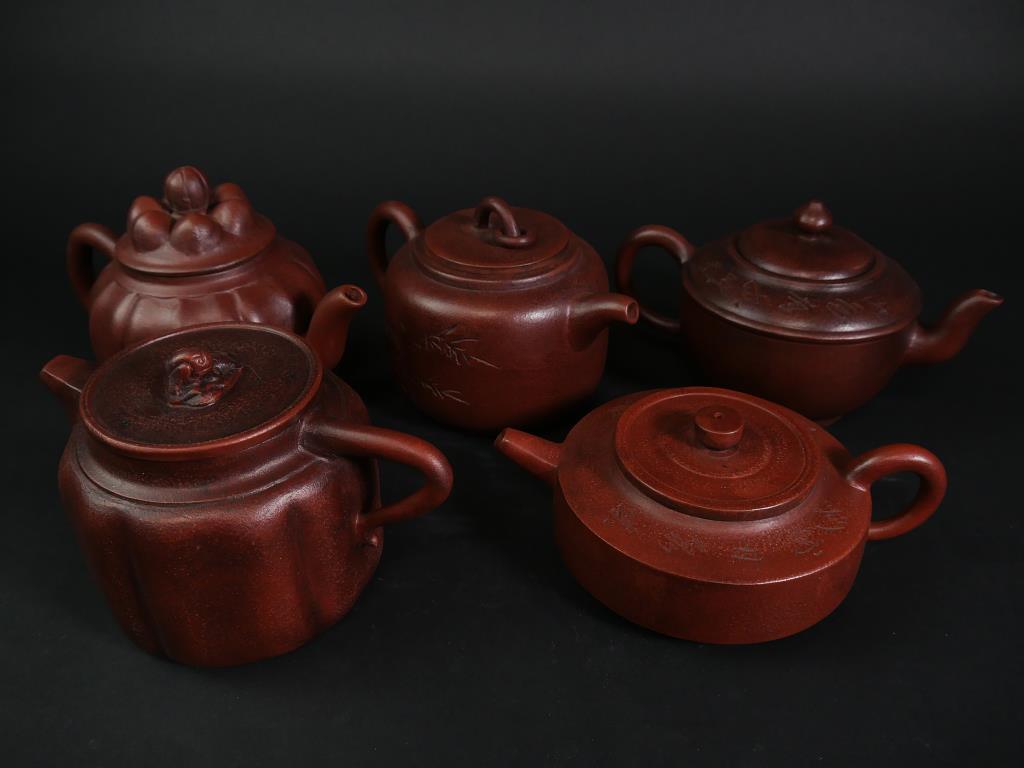 FIVE ASSORTED TEAPOTS (1 of 3)