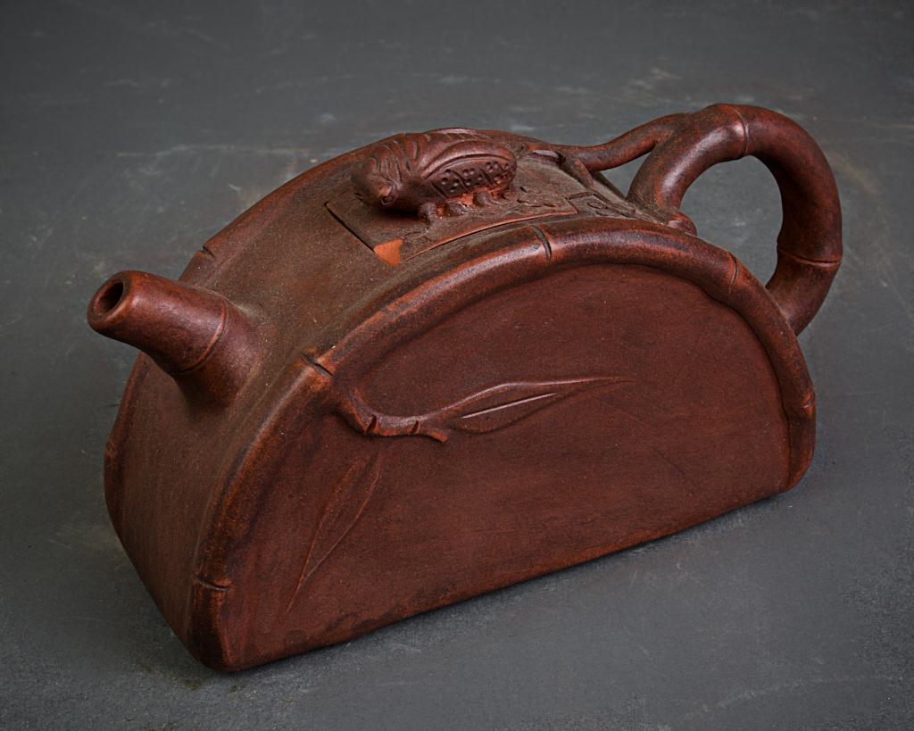 CHINESE YIXING CLAY TEAPOT (1 of 2)