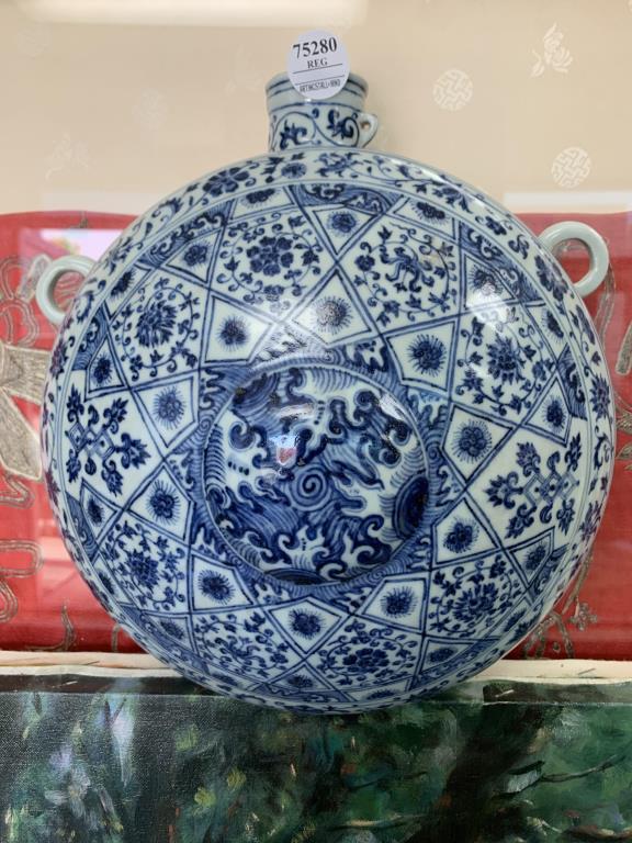 FINE CHINESE BLUE AND WHITE PORCELAIN MOON FLASK (1 of 1)